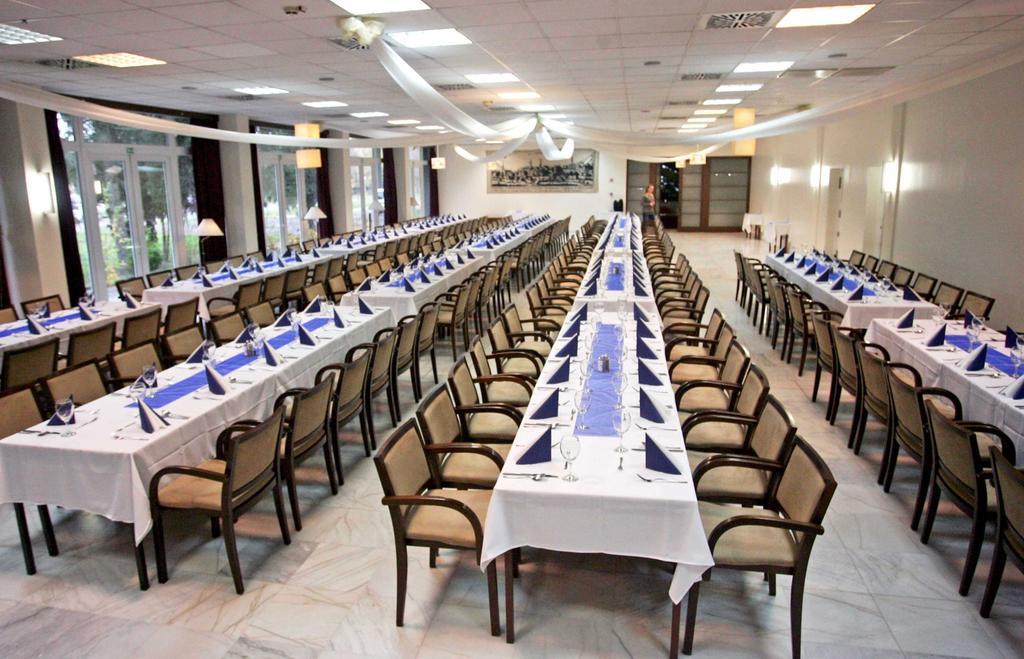 Hotel Claudius Сомбатхей Экстерьер фото