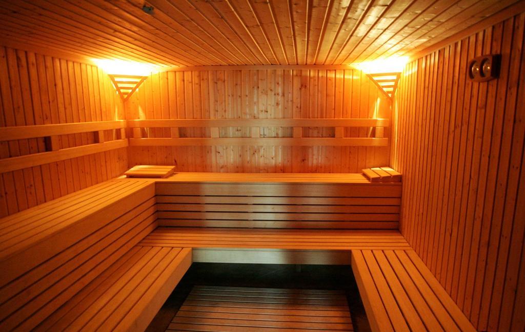 Hotel Claudius Сомбатхей Экстерьер фото