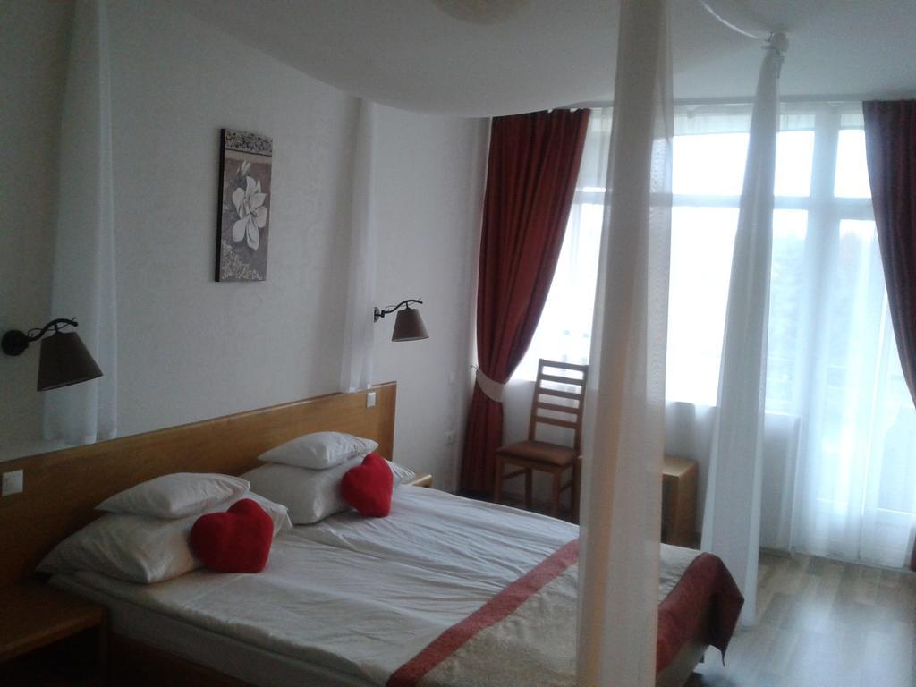 Hotel Claudius Сомбатхей Экстерьер фото