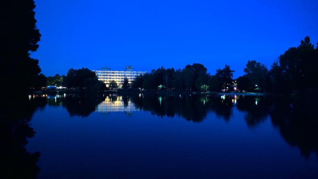 Hotel Claudius Сомбатхей Экстерьер фото