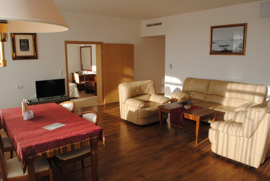 Hotel Claudius Сомбатхей Экстерьер фото