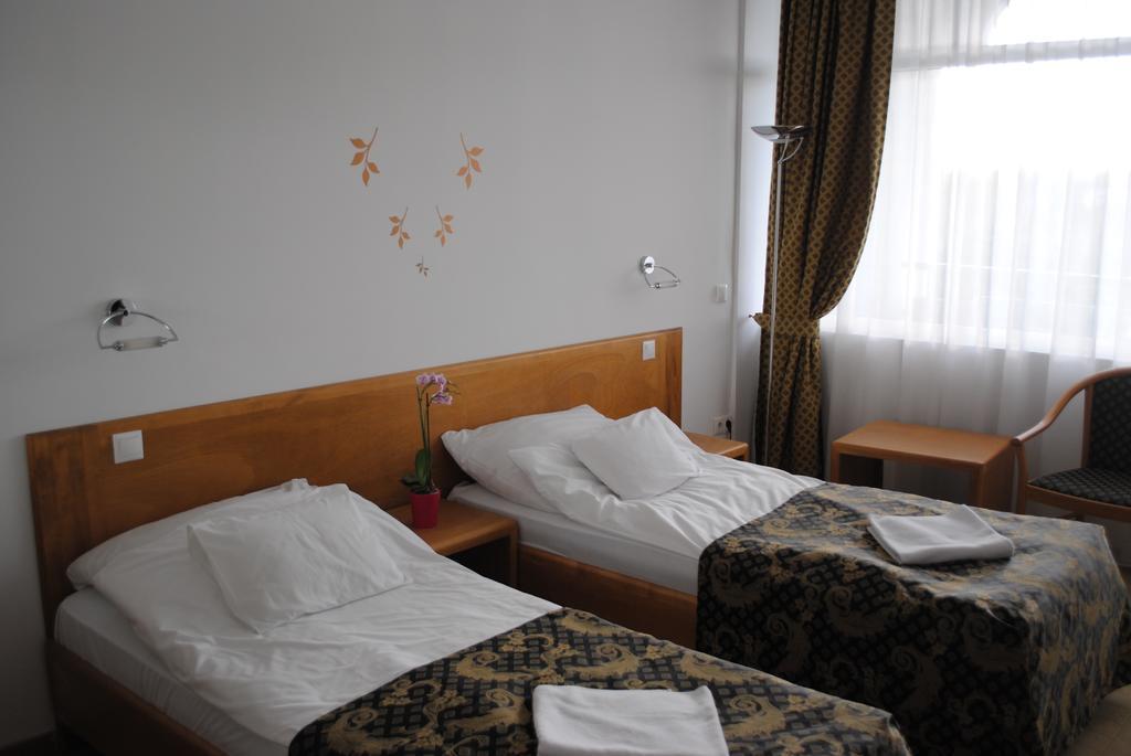 Hotel Claudius Сомбатхей Экстерьер фото