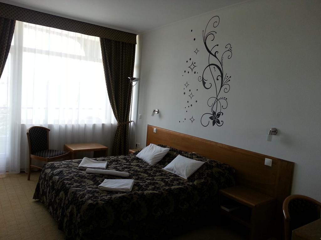 Hotel Claudius Сомбатхей Экстерьер фото