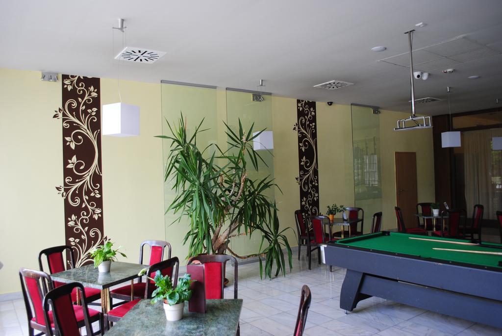 Hotel Claudius Сомбатхей Экстерьер фото