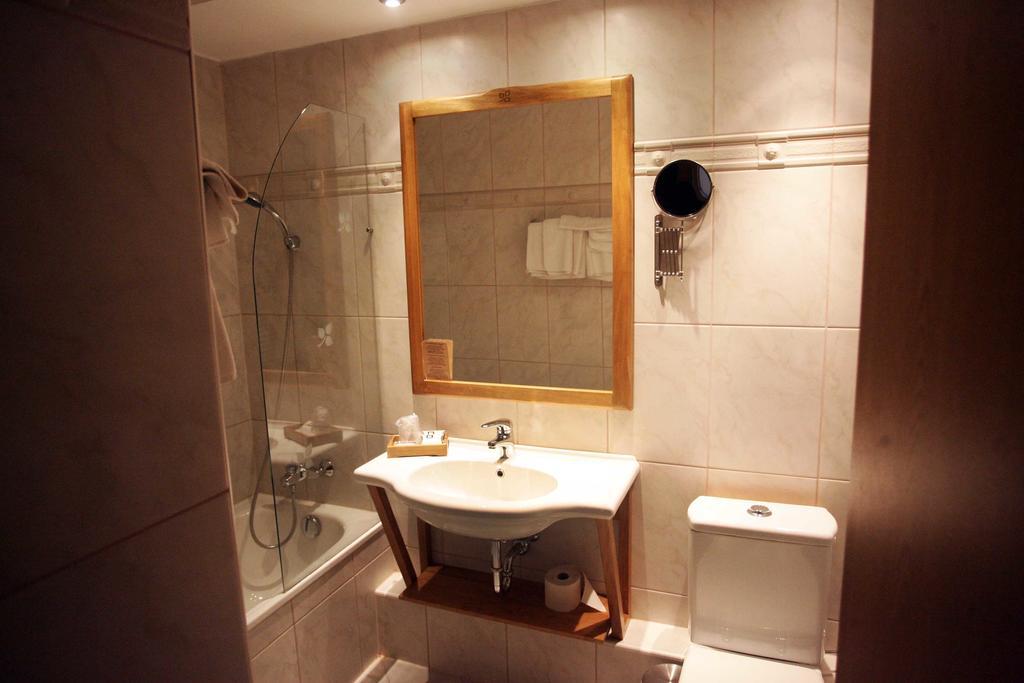 Hotel Claudius Сомбатхей Экстерьер фото