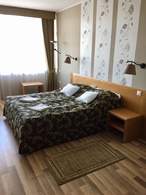 Hotel Claudius Сомбатхей Экстерьер фото